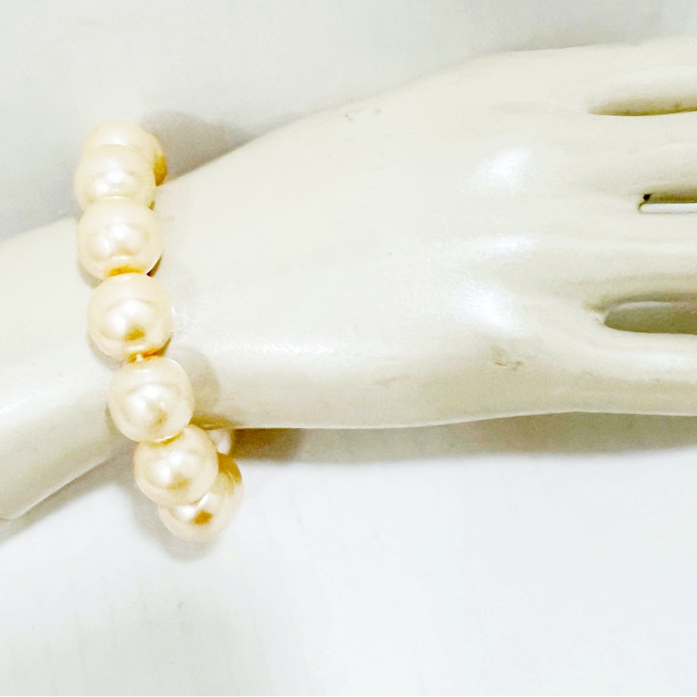 A Thai Beautiful Gold Shell Pearls Bracelet, Phuket Southern of Thailand